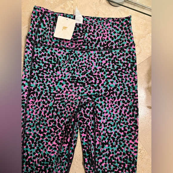 Pink leopard print leggings. NWT size medium - Picture 2 of 6